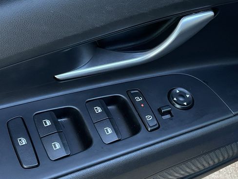 Used 2025 Hyundai Elantra SEL image 12