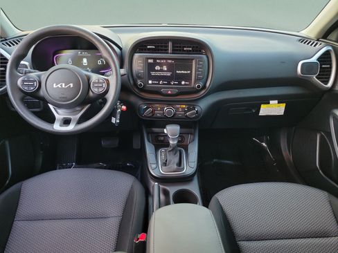 Used 2025 Kia Soul LX w/ LX Technology Package FWD image 8