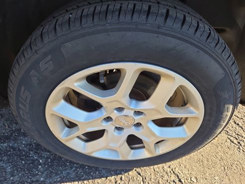 Used 2015 Jeep Renegade Latitude w/ Popular Equipment Group image 10