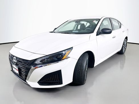 Used 2025 Nissan Altima 2.5 SV AWD/4WD image 3