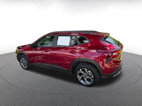 Used 2025 Chevrolet Trax LT FWD image 10