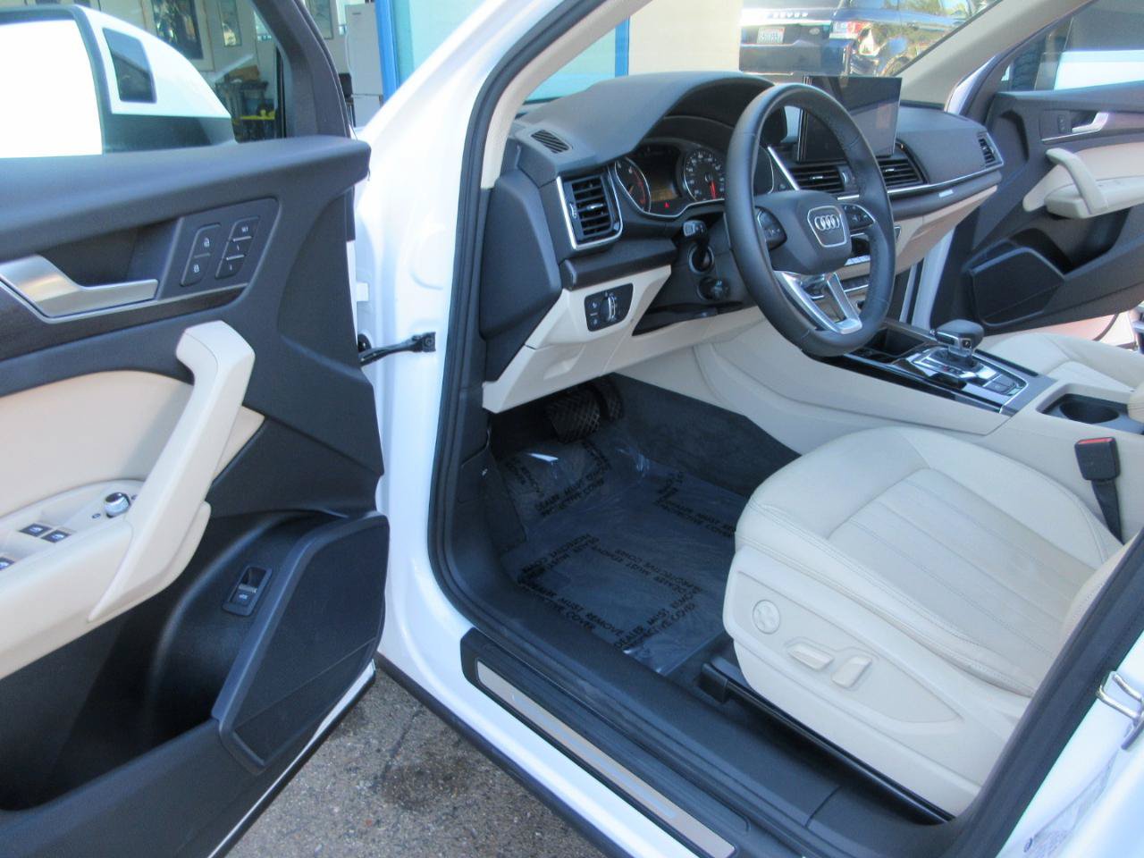 Used 2023 Audi Q5 2.0T Premium w/ Convenience Package AWD/4WD image 6