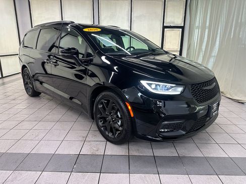 Used 2026 Chrysler Pacifica Limited w/ S Appearance Package FWD image 2