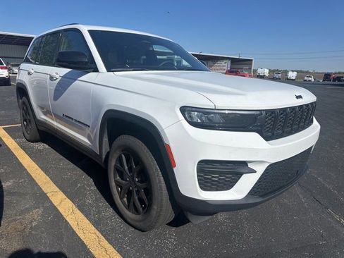 Used 2025 Jeep Grand Cherokee Altitude AWD/4WD image 2