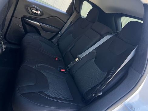 Used 2019 Jeep Cherokee Latitude w/ Popular Appearance Group image 18