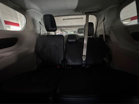 Used 2024 Chrysler Pacifica Touring-L FWD image 37