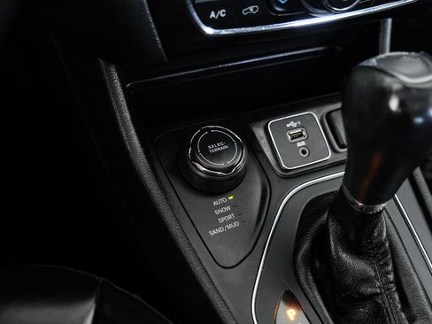 Used 2019 Jeep Cherokee Latitude Plus w/ Comfort/Convenience Group AWD/4WD image 48