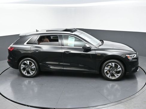 Used 2022 Audi e-tron Premium Plus w/ Premium Plus Package image 42