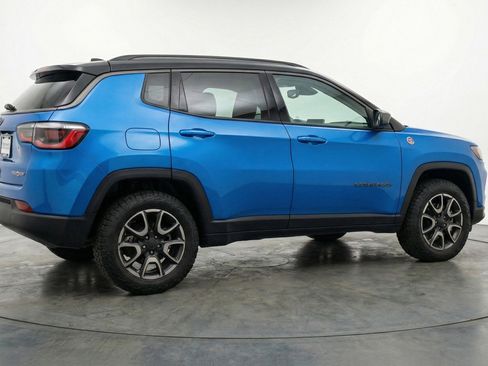 Used 2025 Jeep Compass Trailhawk image 9