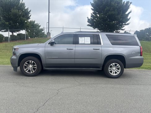 Used 2019 Chevrolet Suburban LT RWD image 2