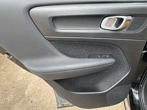 Used 2020 Volvo XC40 T5 Momentum w/ Protection Package Premier image 16