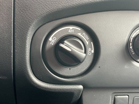 Used 2023 Nissan Frontier SV image 5