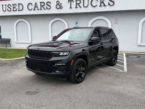 Used 2025 Jeep Grand Cherokee Limited w/ Black Appearance Package AWD/4WD image 5