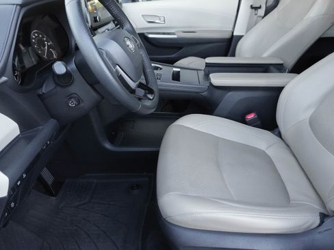 Used 2021 Toyota Sienna Limited image 8