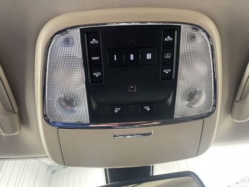 Used 2017 Chrysler 300 C image 33