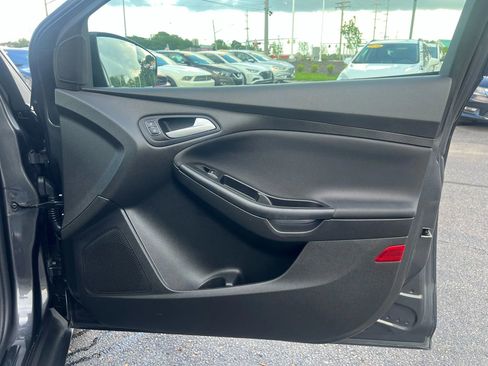 Used 2017 Ford Focus SE image 25