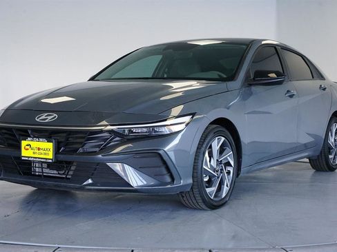 Used 2025 Hyundai Elantra SEL image 4