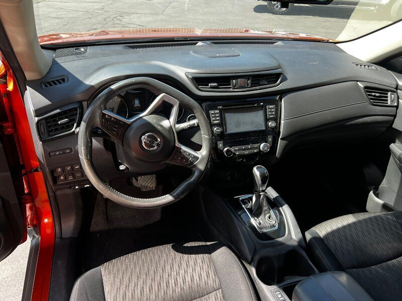 Used 2017 Nissan Rogue SV AWD/4WD image 21