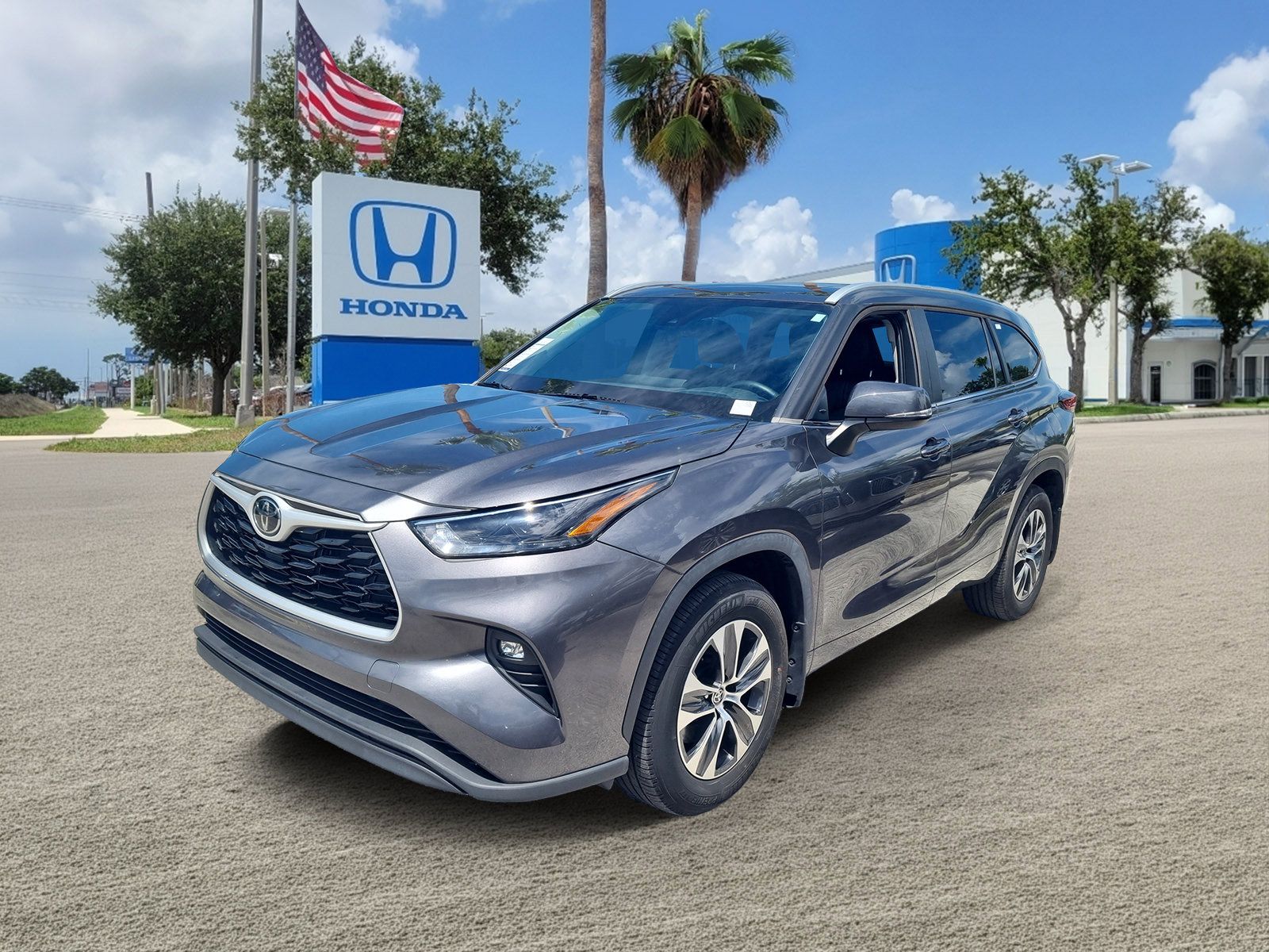 Used 2023 Toyota Highlander XLE FWD image 4