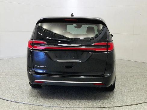 Used 2023 Chrysler Pacifica Touring-L FWD image 6