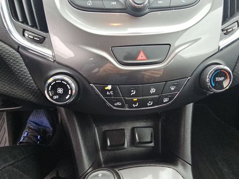 Used 2017 Chevrolet Cruze LT image 16