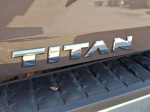 Used 2017 Nissan Titan SV image 31