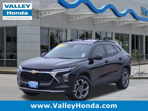 Used 2024 Chevrolet Trax LT FWD image 1