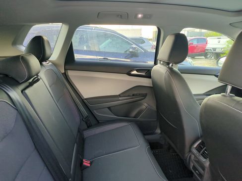Certified 2023 Volkswagen Taos SE FWD image 8