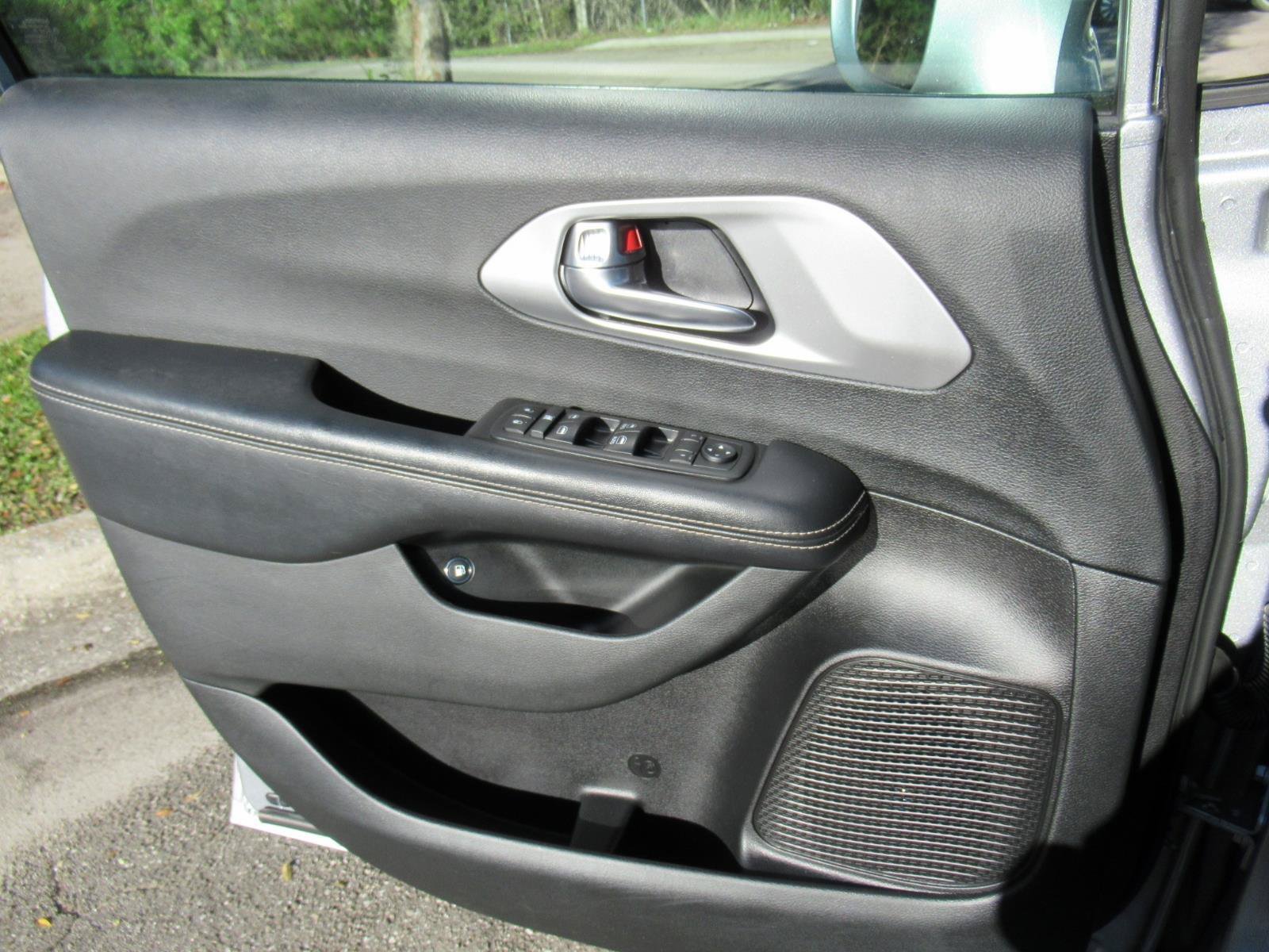 Used 2019 Chrysler Pacifica Touring-L w/ S Appearance Package FWD image 18