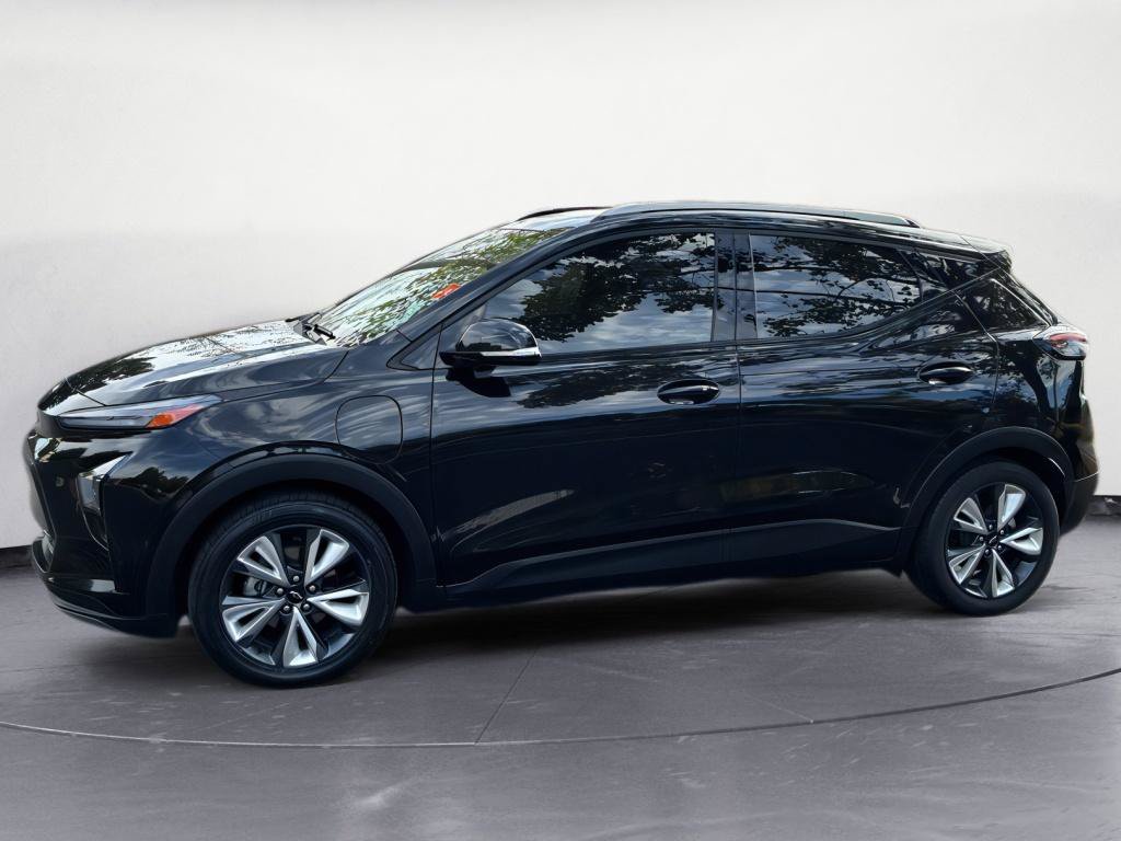 Used 2023 Chevrolet Bolt EUV LT w/ Convenience Package FWD image 2