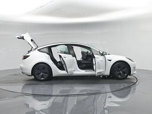 Used 2022 Tesla Model 3 Long Range AWD/4WD image 3