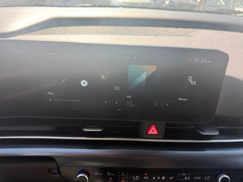Used 2025 Kia Carnival FWD image 18