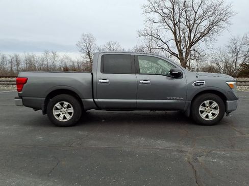 Used 2017 Nissan Titan SV RWD image 2