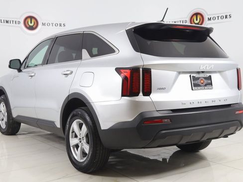 Used 2022 Kia Sorento LX image 4