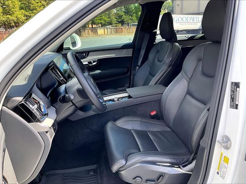 Used 2025 Volvo XC90 T8 Ultra w/ Protection Package Premier image 4