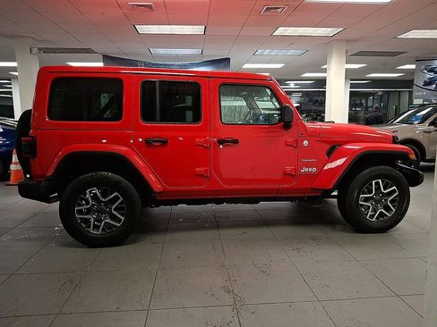 Used 2024 Jeep Wrangler Sahara image 7