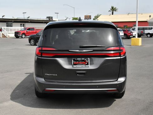 Used 2023 Chrysler Pacifica Touring-L FWD image 7