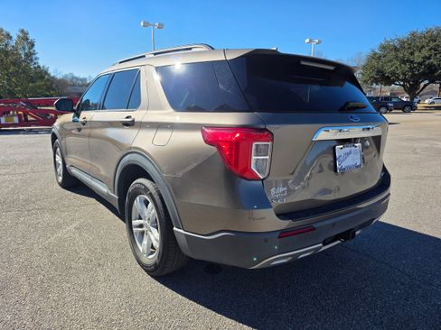 Used 2021 Ford Explorer XLT w/ Equipment Group 202A image 6