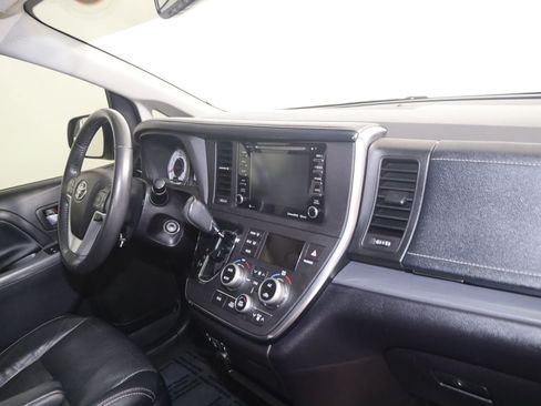 Used 2018 Toyota Sienna SE FWD image 40