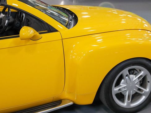 Used 2004 Chevrolet SSR w/ Preferred Equipment Group image 31