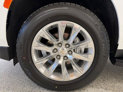 Used 2023 Chevrolet Suburban Premier image 9