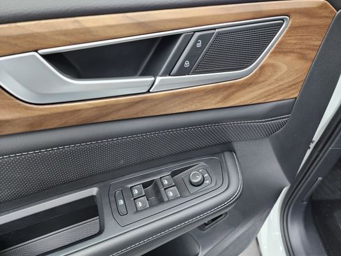 Used 2025 Volkswagen Atlas SE image 40