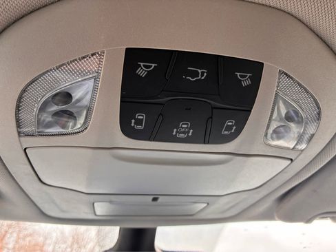 Used 2024 Chrysler Pacifica Touring-L image 25
