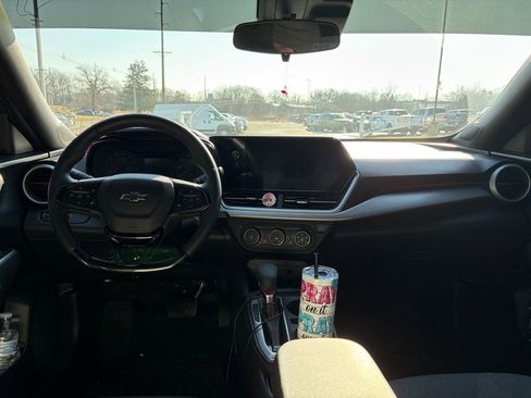 Certified 2025 Chevrolet Trax RS image 9