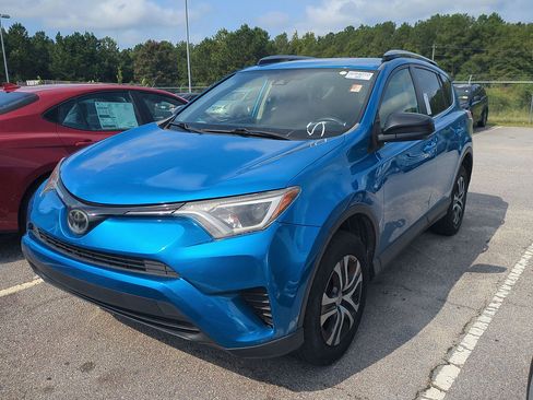 Used 2018 Toyota RAV4 LE FWD image 5