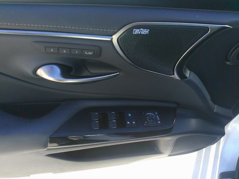 Used 2022 Lexus ES 300h w/ Premium Package image 18