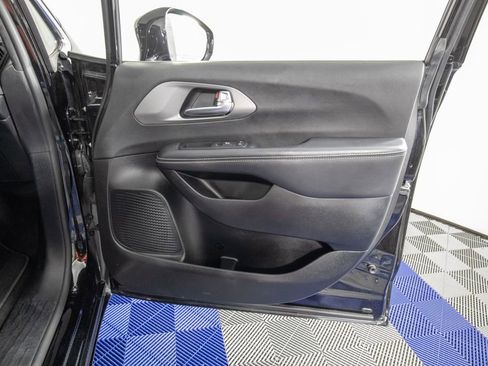 Used 2025 Chrysler Pacifica Select FWD image 18