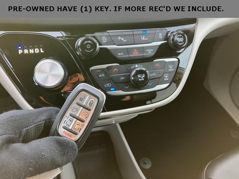 Used 2024 Chrysler Pacifica Touring-L image 3