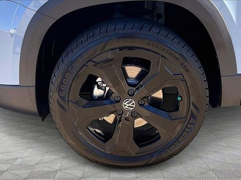 Used 2025 Volkswagen Taos SEL image 8