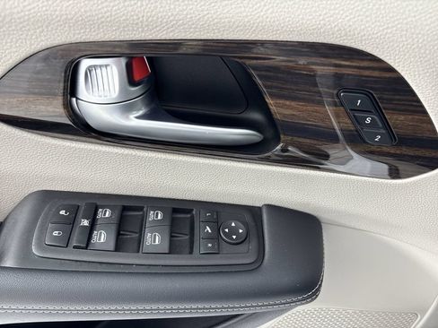 Used 2023 Chrysler Pacifica Limited FWD image 15